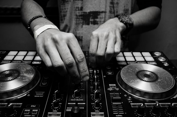 Comment dénicher un dj professionnel pour votre soirée ?
